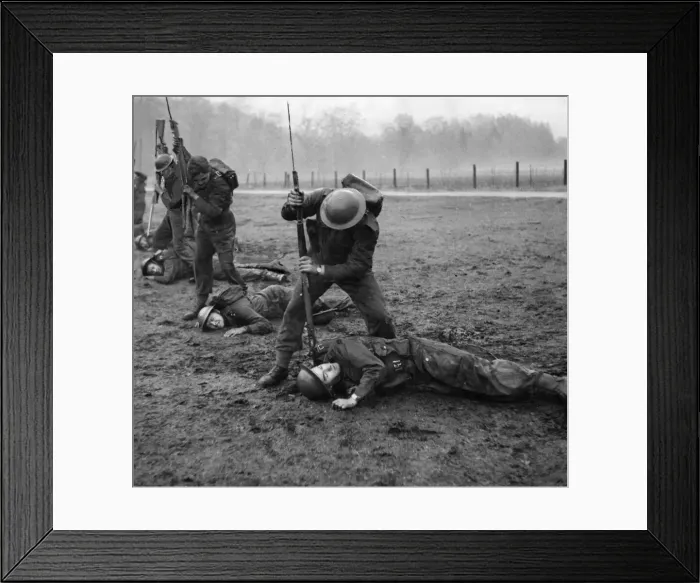 Framed Print : Newspaper correspondents witness a Commando training demonstration in the Scottish Framed Print : Newspaper correspondents witness a Commando training demonstration in the Scottish