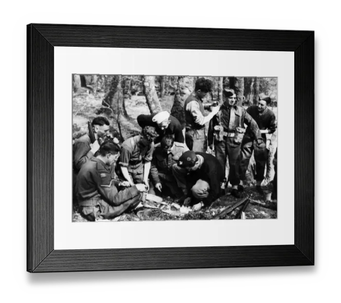 Framed Print : British Commandos in training, experiment in camouflage. Circa October 1941 Framed Print : British Commandos in training, experiment in camouflage. Circa October 1941