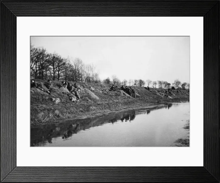 Framed Print : British troops land east of the Rhine. British glider troops digging in Framed Print : British troops land east of the Rhine. British glider troops digging in