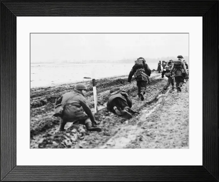 Framed Print : British troops advance north of Sittard during Second World War Framed Print : British troops advance north of Sittard during Second World War
