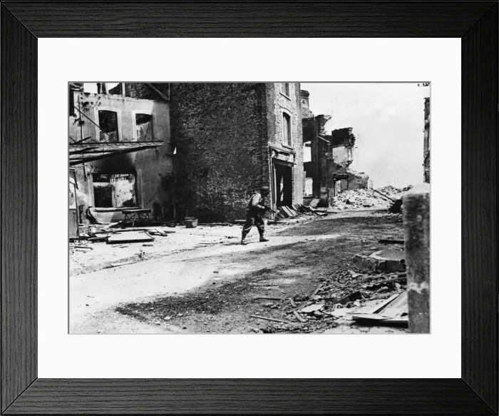 Framed Print : An American infantryman, his tommy gun at the ready for potential snipers hiding amongst Framed Print : An American infantryman, his tommy gun at the ready for potential snipers hiding amongst