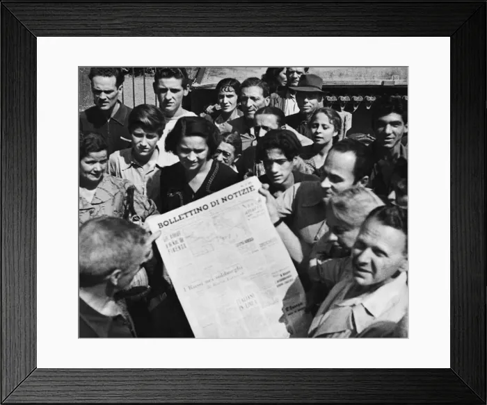 Framed Print : 8th Armys entrance into Florence. Civilians reading an underground newspaper