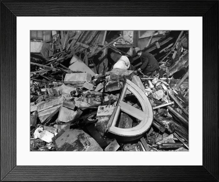 Framed Print : Air raid in Portsmouth. March 1941 Framed Print : Air raid in Portsmouth. March 1941