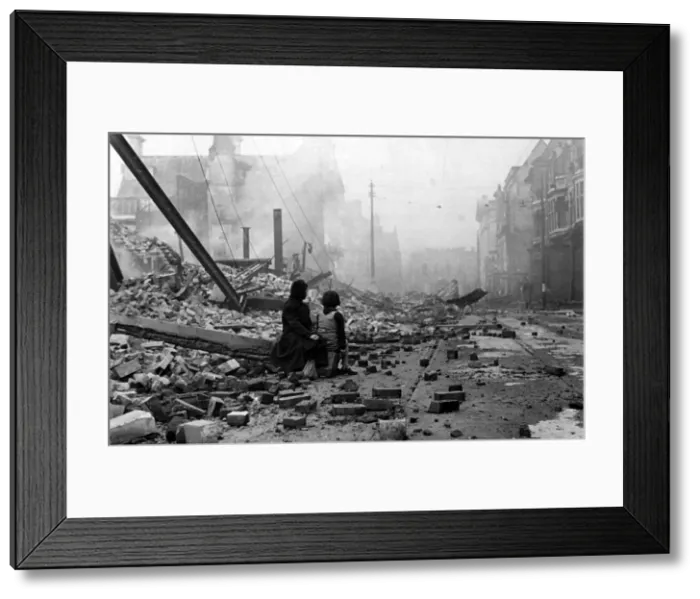 Framed Print : A scene in Southampton after the Nazi attack. November 1940 Framed Print : A scene in Southampton after the Nazi attack. November 1940