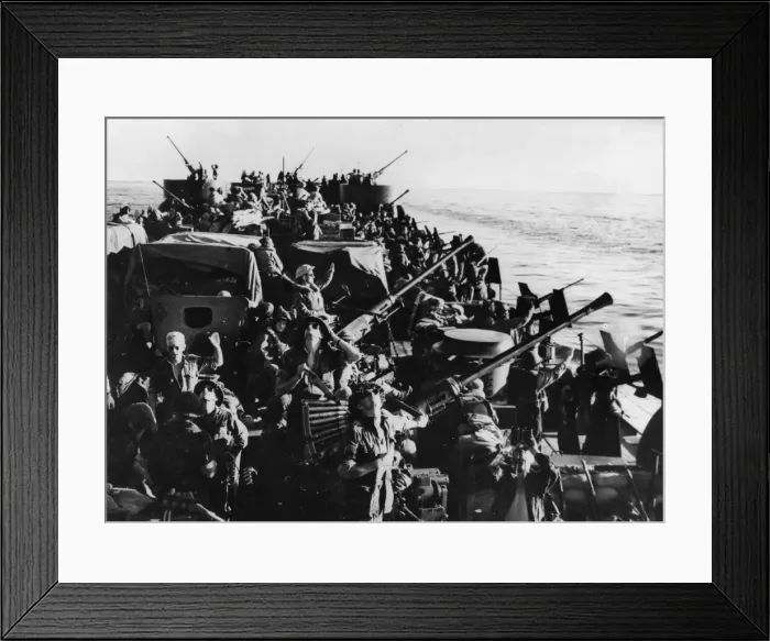 Framed Print : Standing by their 40 mm anti-aircraft guns, US and New Zealand soldiers scan the skies