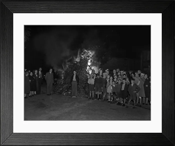 Framed Print : Children, Mums and Dad celebrate VJ Day by burning bonfires on the streets of Birmingham