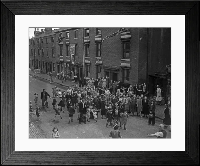 Framed Print : Children, Mums and Dad celebrate VJ Day on the streets of Birmingham 15th August 1945