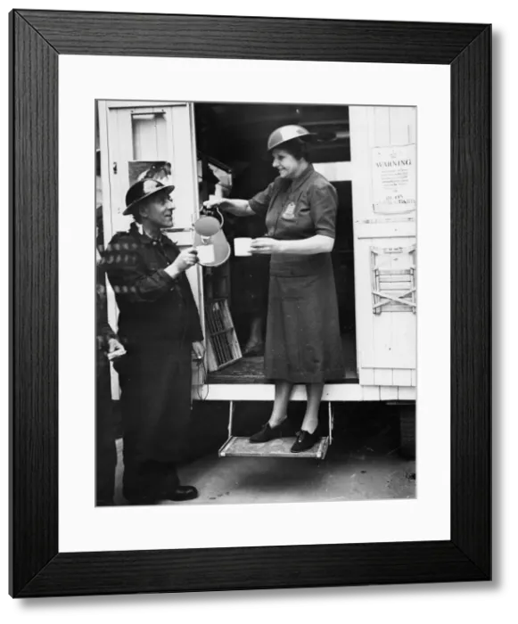 Framed Print : A mobile canteen during world war Two. Picture possibly taken in Liverpool
