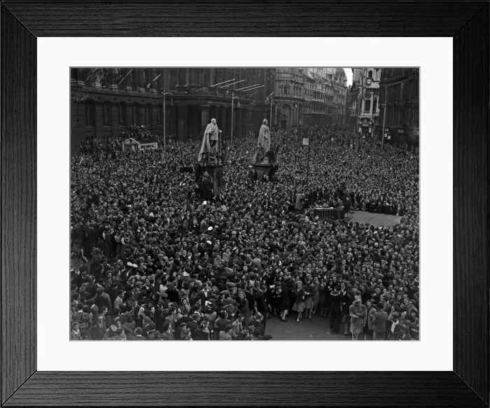 Framed Print : Thousands of Revellers packed into Victoria Square, Birmingham to celebrate VJ Day with Framed Print : Thousands of Revellers packed into Victoria Square, Birmingham to celebrate VJ Day with