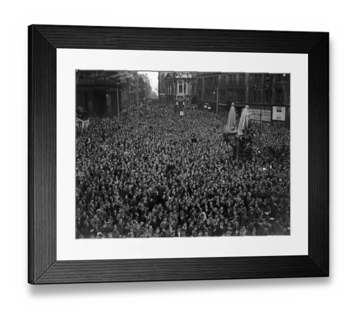 Framed Print : Thousands of Revellers packed into Victoria Square, Birmingham to celebrate VJ Day with