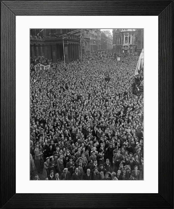 Framed Print : Thousands of Revellers packed into Victoria Square, Birmingham to celebrate VJ Day with Framed Print : Thousands of Revellers packed into Victoria Square, Birmingham to celebrate VJ Day with