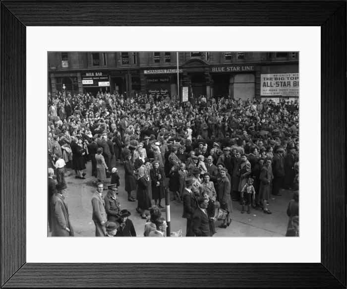 Framed Print : Thousands of Revellers packed into Victoria Square, Birmingham to celebrate VJ Day with Framed Print : Thousands of Revellers packed into Victoria Square, Birmingham to celebrate VJ Day with