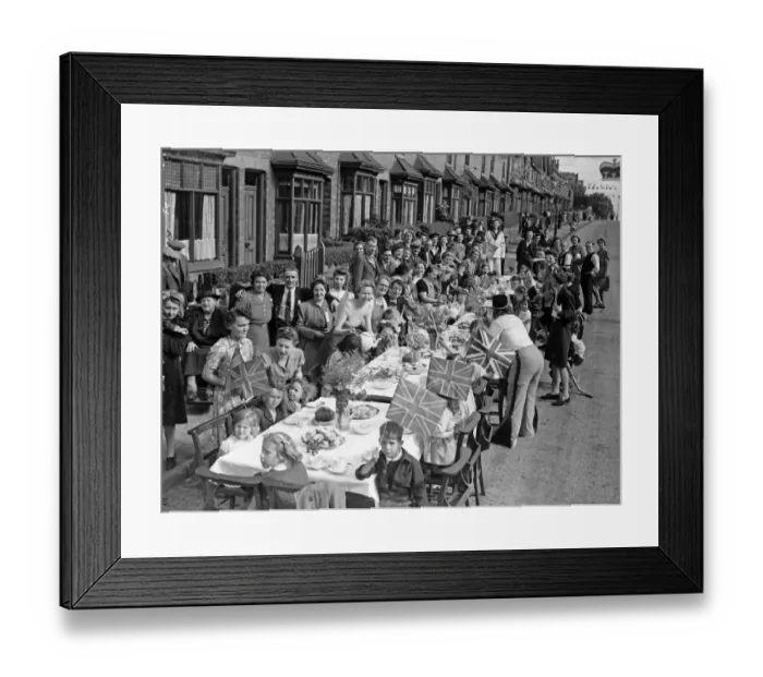 Framed Print : Families celebrate VJ Day in Heeley Road, Selly Oak with a street party. 15th August 1945