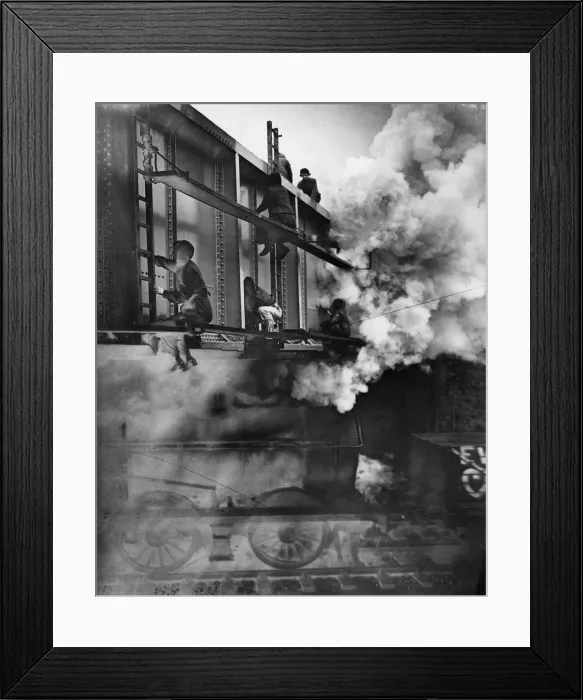 Framed Print : Women doing mens jobs - world war two. Picture shows the ladies painting a Framed Print : Women doing mens jobs - world war two. Picture shows the ladies painting a