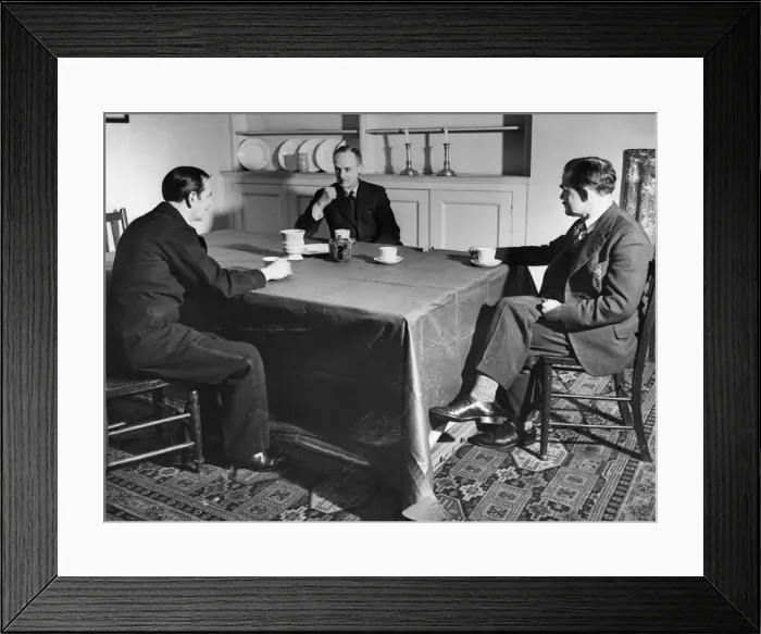 Framed Print : The new indoor Table shelter announced by the Minister of Home Security in the house Framed Print : The new indoor Table shelter announced by the Minister of Home Security in the house