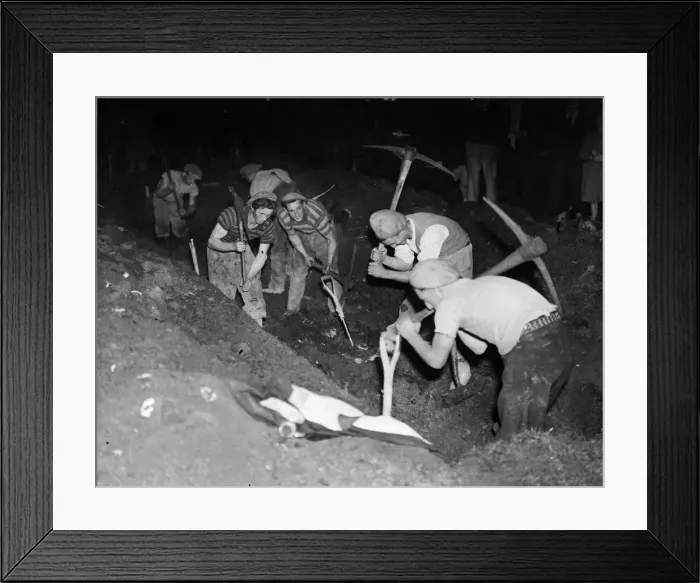 Framed Print : Making dug outs in Shepherds Bush, West London. Picture taken 5th March 1946 Framed Print : Making dug outs in Shepherds Bush, West London. Picture taken 5th March 1946