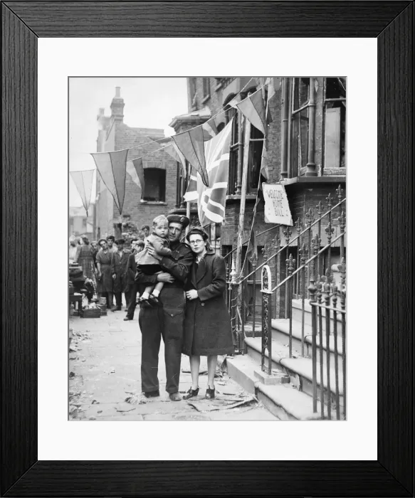 Framed Print : Lieutenant corporal William Pike, his wife and their son William John