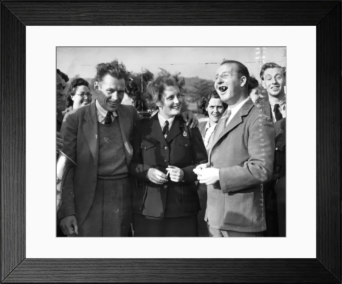 Framed Print : Wounded soldiers go on a river outing, organised by a factory Framed Print : Wounded soldiers go on a river outing, organised by a factory