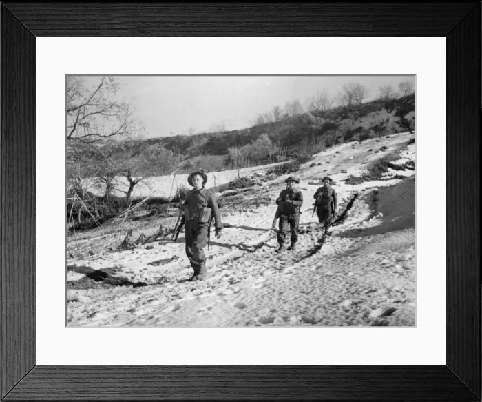Framed Print : Infantrymen of the 1st Battalion The Green Howards pass a Bofors gun on their way to Framed Print : Infantrymen of the 1st Battalion The Green Howards pass a Bofors gun on their way to