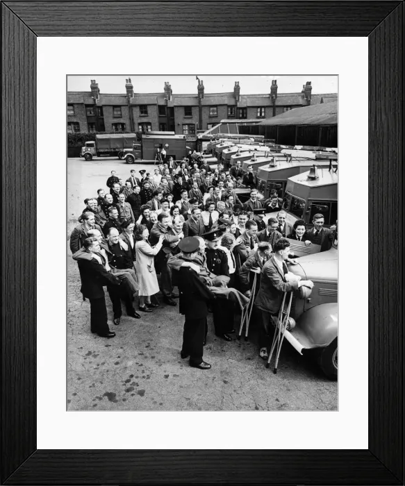Framed Print : Sixty wounded soldiers from Roehampton Hospital pay a visit to Northwold Road Fire