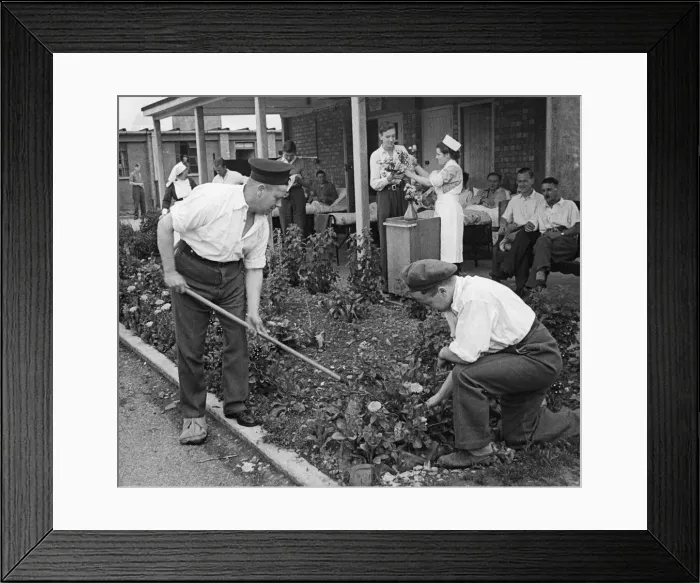 Framed Print : Ashridge Hospital, Berkamsted. Buckinghamshire. War wounded soldiers