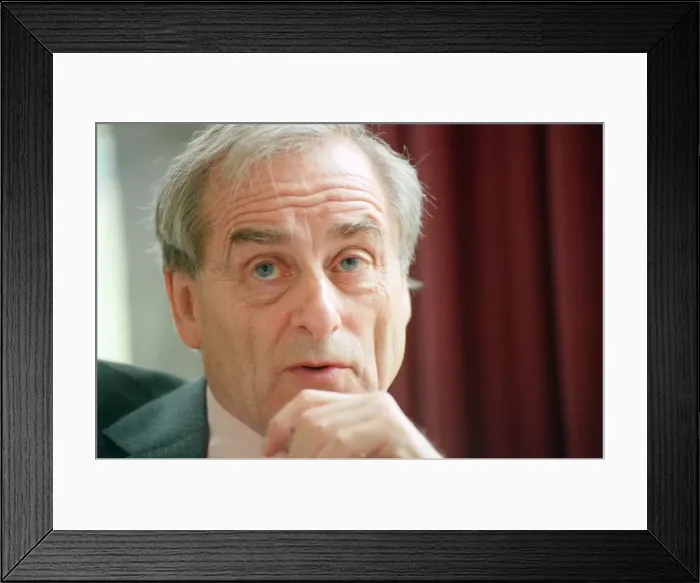 Framed Print : Journalist and writer, Harold Evans. Fleet Street legend Sir Harold Evans whose career Framed Print : Journalist and writer, Harold Evans. Fleet Street legend Sir Harold Evans whose career