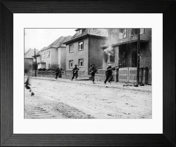 Framed Print : After surrounding the town of Uelzen troops of the 15th Scottish Division cleared it Framed Print : After surrounding the town of Uelzen troops of the 15th Scottish Division cleared it