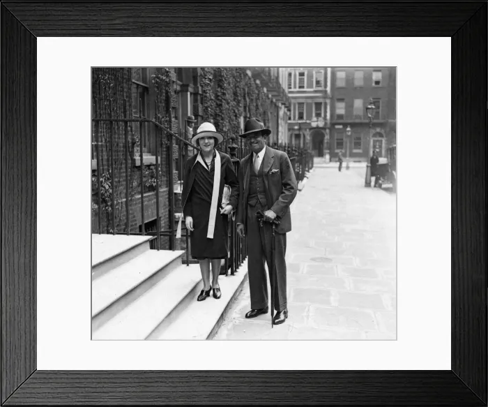 Framed Print : Douglas Fairbanks and Mary Pickford arrive at the Earl of Oxford