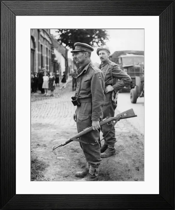 Framed Print : British troops which crossed the Belgian frontier early in the morning of 3rd September