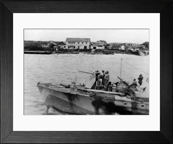 Framed Print : British and Indian paratroops during the assault on Rangoon Framed Print : British and Indian paratroops during the assault on Rangoon