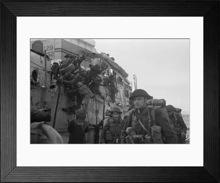 Framed Print : British re enforcement land on Gold beach for the big push into the Normandy town of Caen