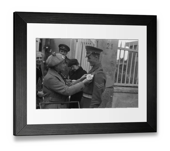 Framed Print : Elderly french women pin flowers to the battle dress of Royal Marin soldiers in an