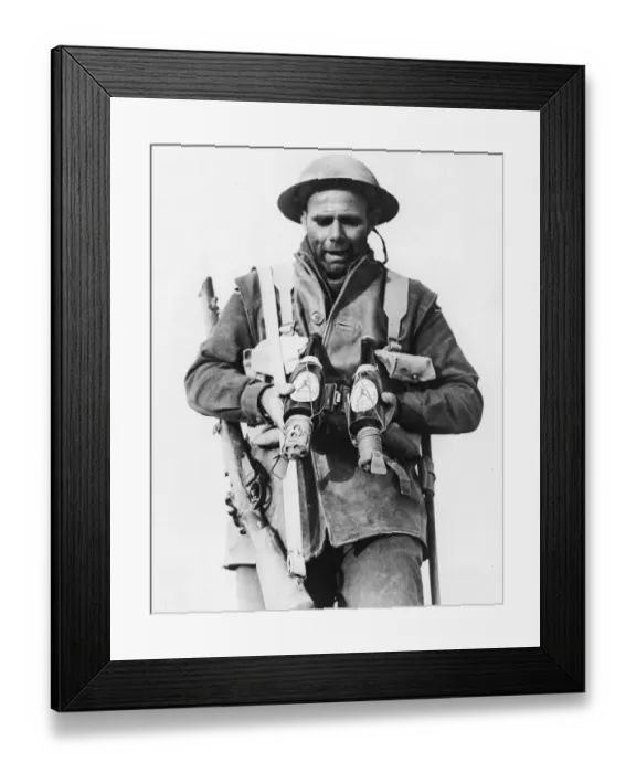 Framed Print : An Australian soldier involved in the battle of Bardia, pictured here with anti-tank