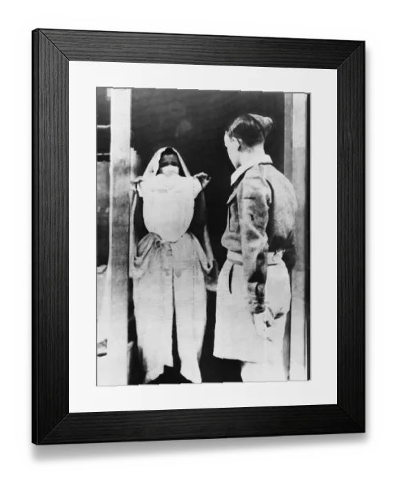 Framed Print : Scottish gunner William Biggar goes shopping in Algiers during the Second World War Framed Print : Scottish gunner William Biggar goes shopping in Algiers during the Second World War