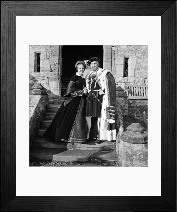 Framed Print : Scenes from the set of BBC 2s Henry VIII at Penshurst Place, Kent Framed Print : Scenes from the set of BBC 2s Henry VIII at Penshurst Place, Kent