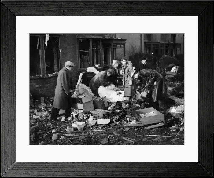 Framed Print : Scenes in Liverpool after an air raid by the German Luftwaffe Framed Print : Scenes in Liverpool after an air raid by the German Luftwaffe