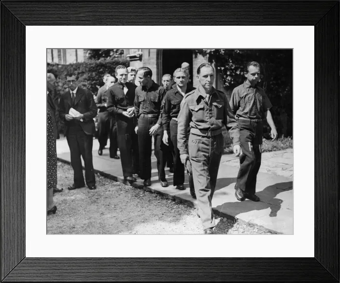Framed Print : Soldiers and civilians attend a church service in Cockfosters, North London / Hertfordshire Framed Print : Soldiers and civilians attend a church service in Cockfosters, North London / Hertfordshire