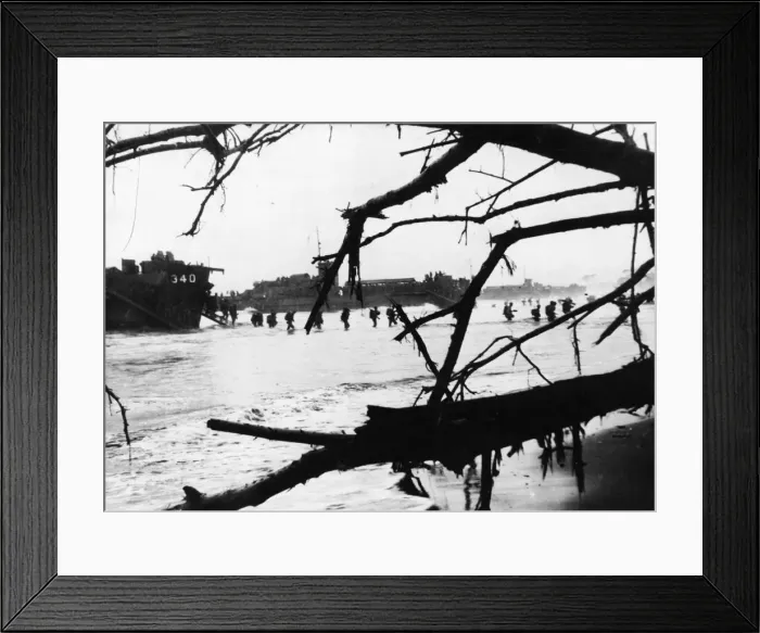 Framed Print : US troops land ashore from LC-IL (landing craft - infantry large Framed Print : US troops land ashore from LC-IL (landing craft - infantry large