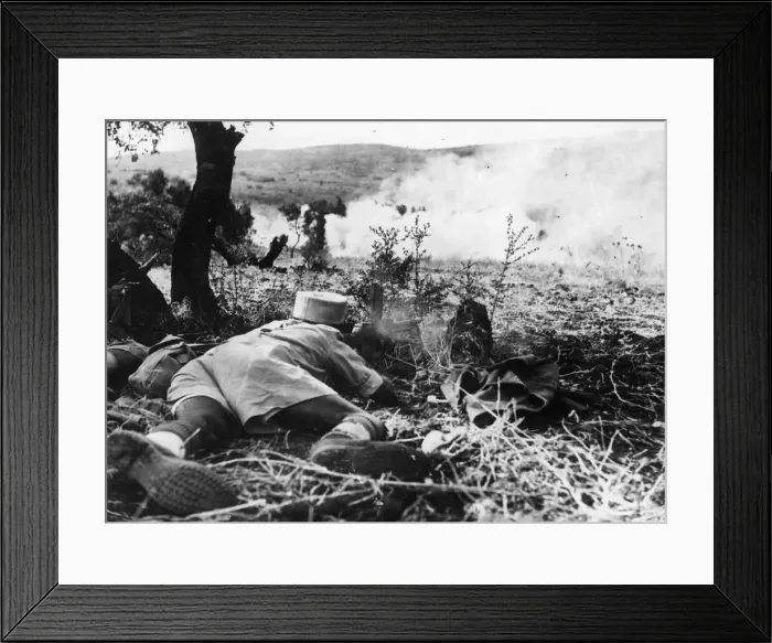 Framed Print : Senegalese light machine gunner of the French Forces on a training exercise in the Middle Framed Print : Senegalese light machine gunner of the French Forces on a training exercise in the Middle