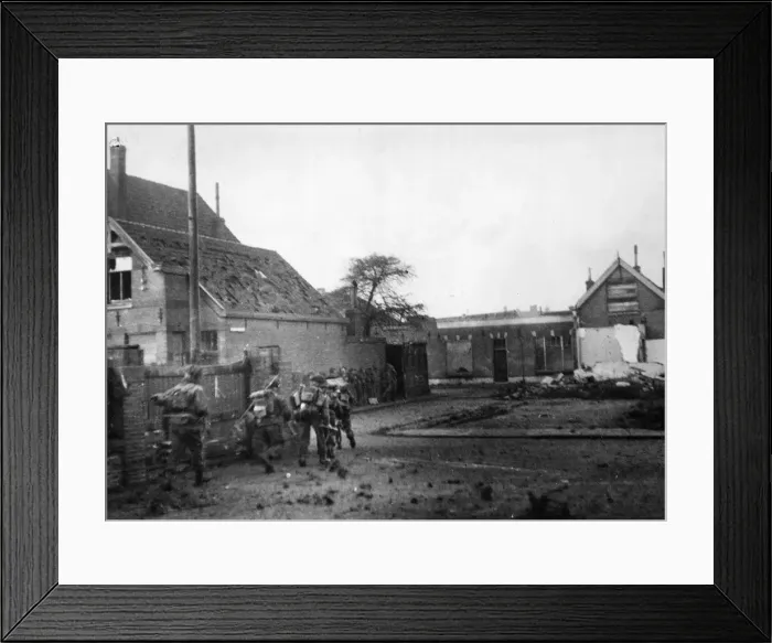 Framed Print : Assault troops advancing through the streets of Flushing (Vlissingen). November 1944