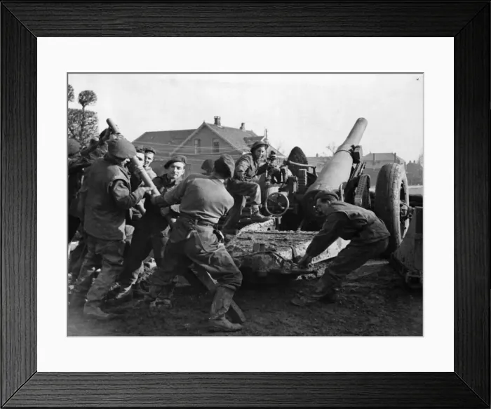 Framed Print : British 7. 2 heavy gun in action on the banks of the River Ms firing at a range of 7000 Framed Print : British 7. 2 heavy gun in action on the banks of the River Ms firing at a range of 7000