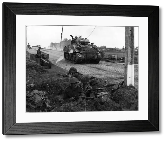 Framed Print : A Dutch soldier of the Princess Irene regiment (right) and British troops guard Framed Print : A Dutch soldier of the Princess Irene regiment (right) and British troops guard