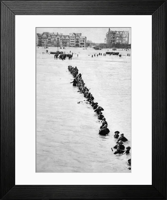 Framed Print : The withdrawal from Dunkirk in Northern France showing British Expeditionary Force troops Framed Print : The withdrawal from Dunkirk in Northern France showing British Expeditionary Force troops
