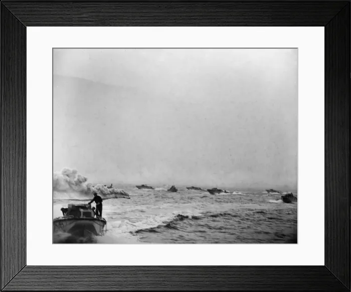 Framed Print : Combined Operations raid on Dieppe on 19th August 1942. Canadian and U. K