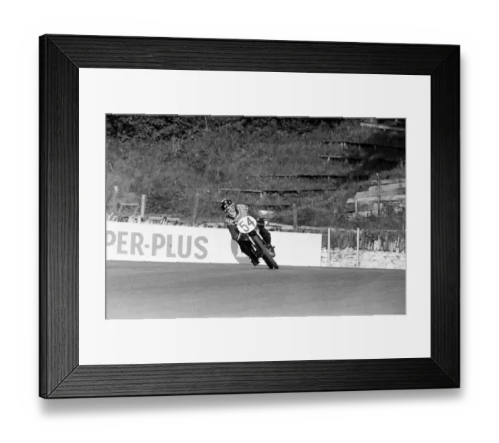Framed Print : Beryl Swain, motorcycle road racer from London, competing in this years Isle of Man TT