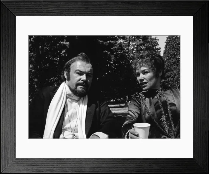 Framed Print : Timothy West and Glenda Jackson meet for the film Hedda Gabler at Elstree Studios