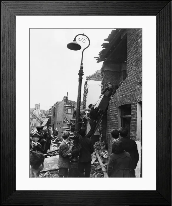 Framed Print : Furniture being removed from a bombed house in Bethnal Green during Second World War Framed Print : Furniture being removed from a bombed house in Bethnal Green during Second World War