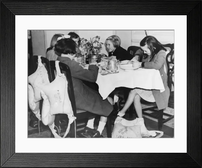 Framed Print : Evacuees on a ship from Great Britain arrive in South Africa during the Second World War Framed Print : Evacuees on a ship from Great Britain arrive in South Africa during the Second World War