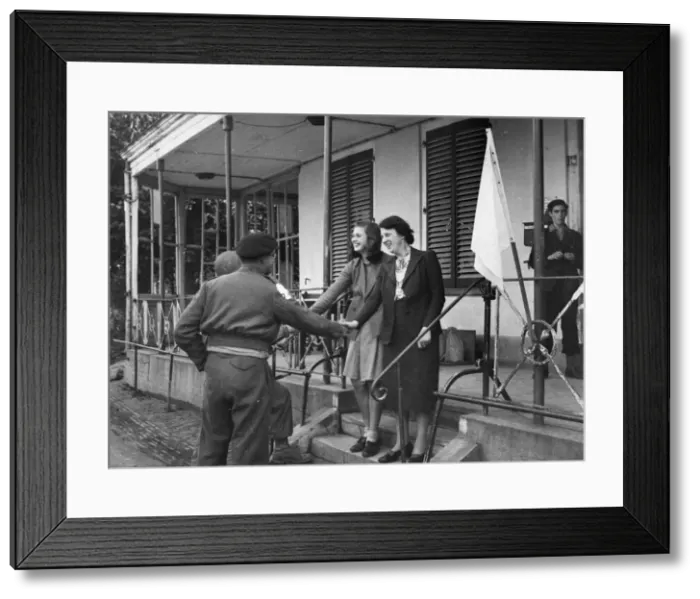 Framed Print : Following the liberation of Beek, Netherlands which was announced on 25th September