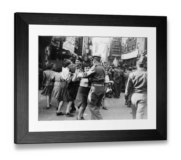 Framed Print : Servicemen and women dancing in the streets of London on VJ Day after Japan surrendered